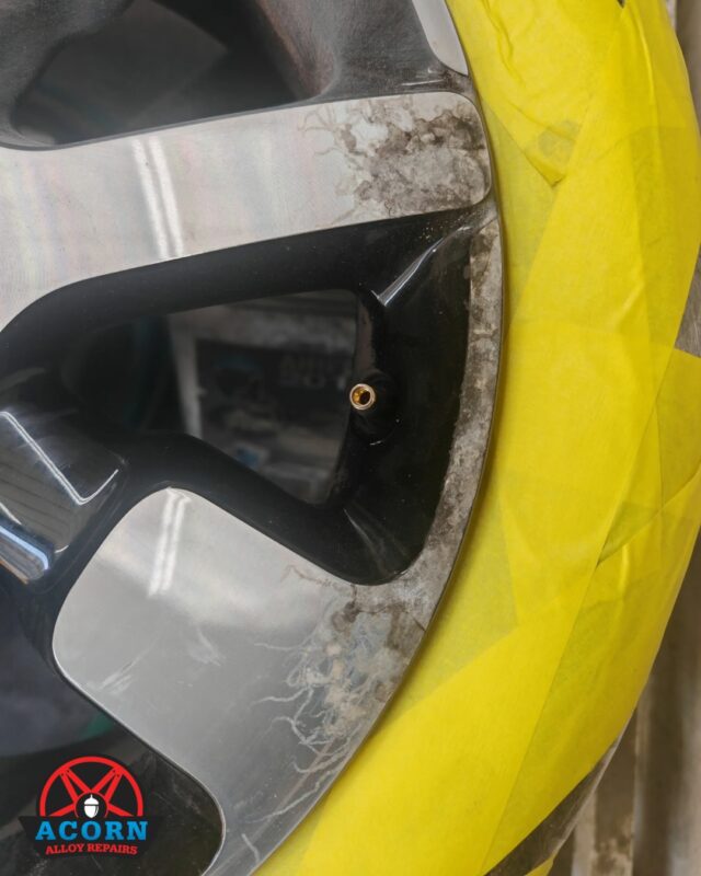 Before ⏩️ After 😍 DM us to get booked in before Christmas!

#acornalloyrepairsltd #alloywheelrepair #alloywheelrepairspecialists #alloywheelrefurbishment #alloywheels